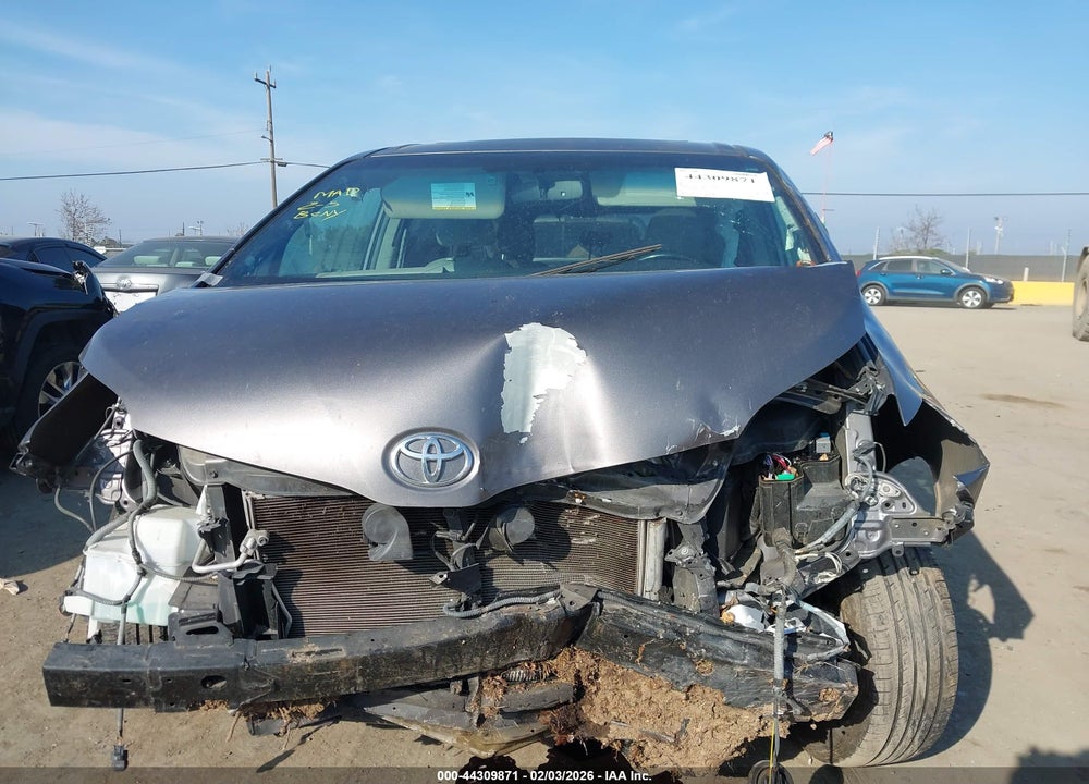 2015 TOYOTA SIENNA XLE 8 PASSENGER VIN: 5TDYK3DC4FS685323