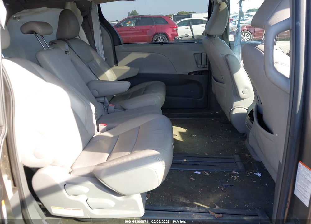 2015 TOYOTA SIENNA XLE 8 PASSENGER VIN: 5TDYK3DC4FS685323