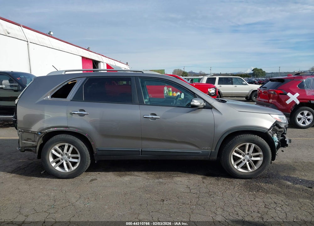2015 KIA SORENTO LX VIN: 5XYKTCA66FG585450