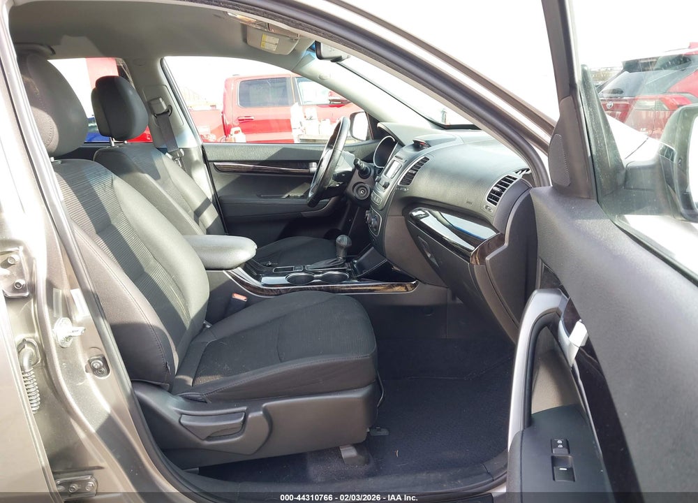 2015 KIA SORENTO LX VIN: 5XYKTCA66FG585450