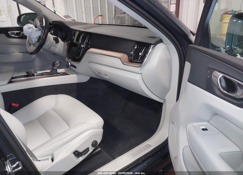 2021 VOLVO XC60 T5 MOMENTUM VIN: YV4102RK3M1743236