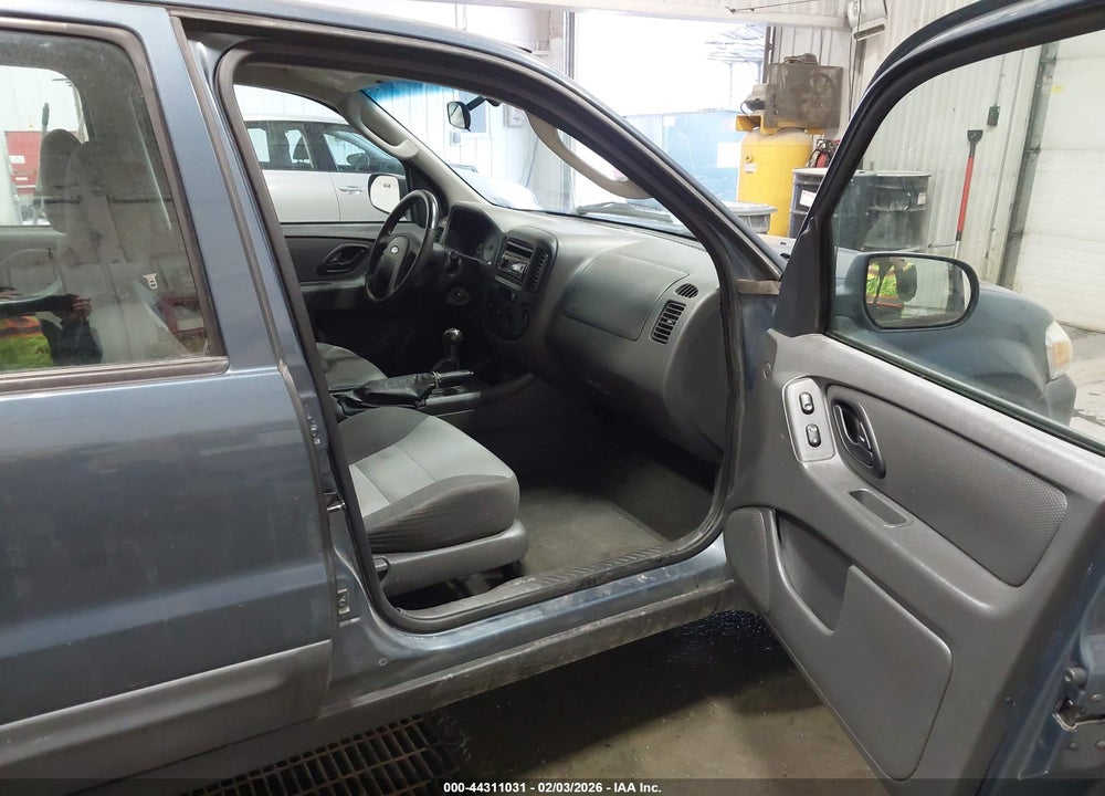 2005 FORD ESCAPE XLS VIN: 1FMYU92Z65KE00577