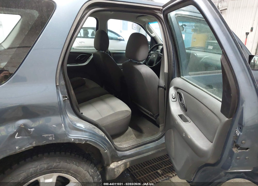 2005 FORD ESCAPE XLS VIN: 1FMYU92Z65KE00577