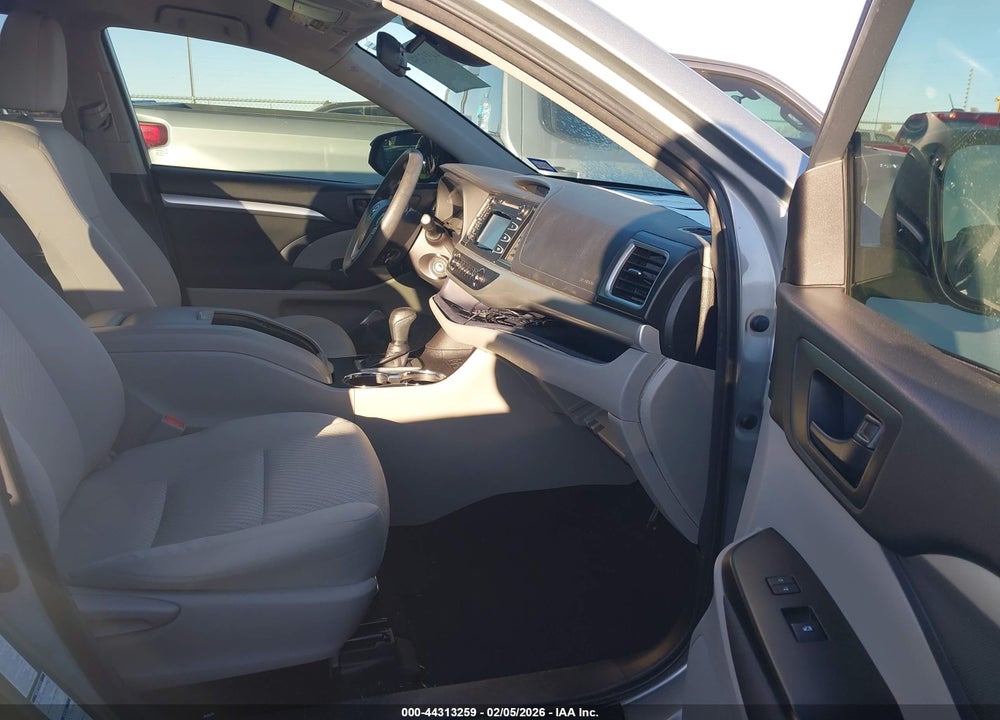 2018 TOYOTA HIGHLANDER LE VIN: 5TDBZRFH0JS859734