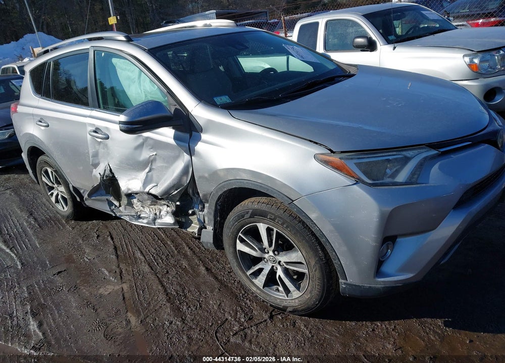 2018 TOYOTA RAV4 XLE VIN: 2T3RFREV5JW717389