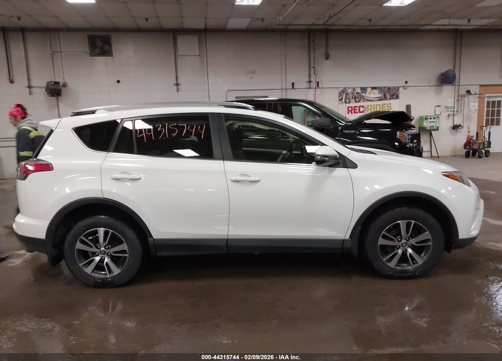 2018 TOYOTA RAV4 XLE VIN: JTMRFREV6JJ192860