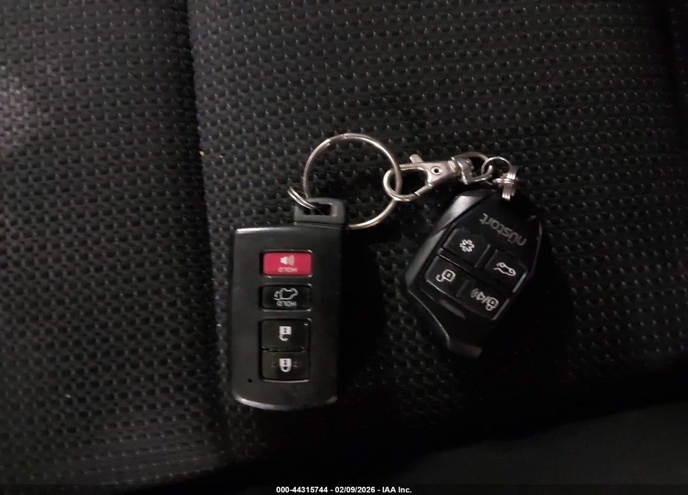 2018 TOYOTA RAV4 XLE VIN: JTMRFREV6JJ192860