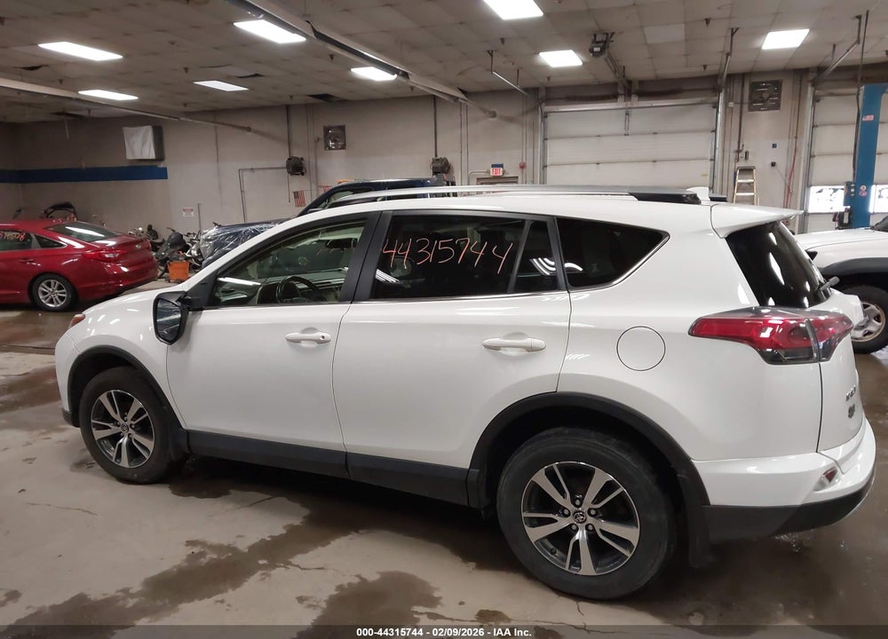 2018 TOYOTA RAV4 XLE VIN: JTMRFREV6JJ192860