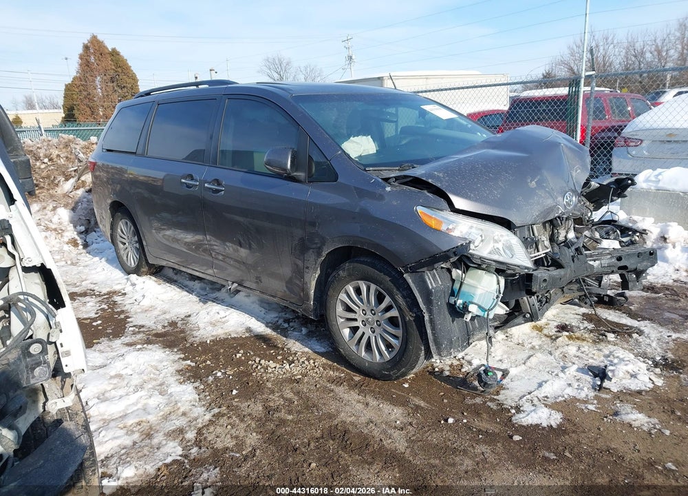 2017 TOYOTA SIENNA XLE 8 PASSENGER VIN: 5TDYZ3DC9HS898671