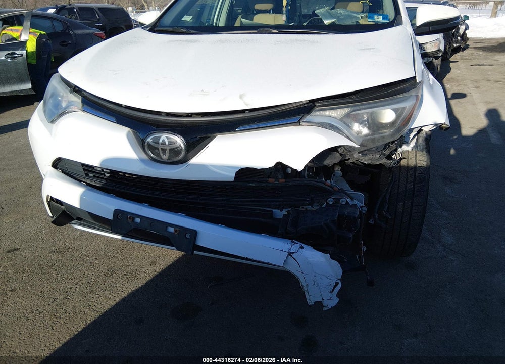 2018 TOYOTA RAV4 XLE VIN: 2T3RFREV7JW736073