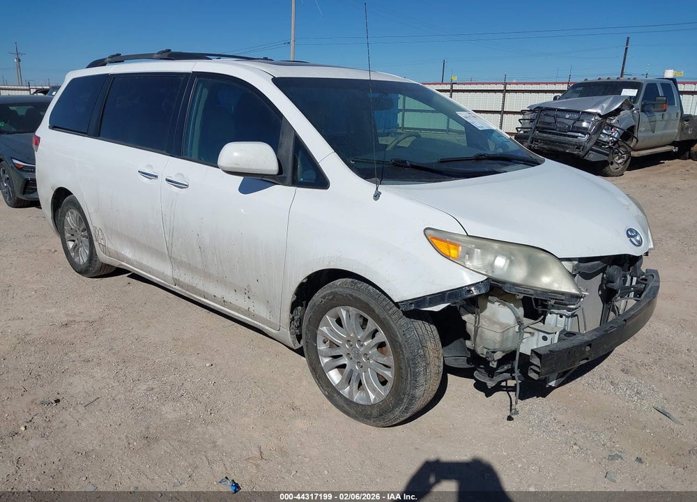 2013 TOYOTA SIENNA XLE V6 8 PASSENGER VIN: 5TDYK3DC4DS324879