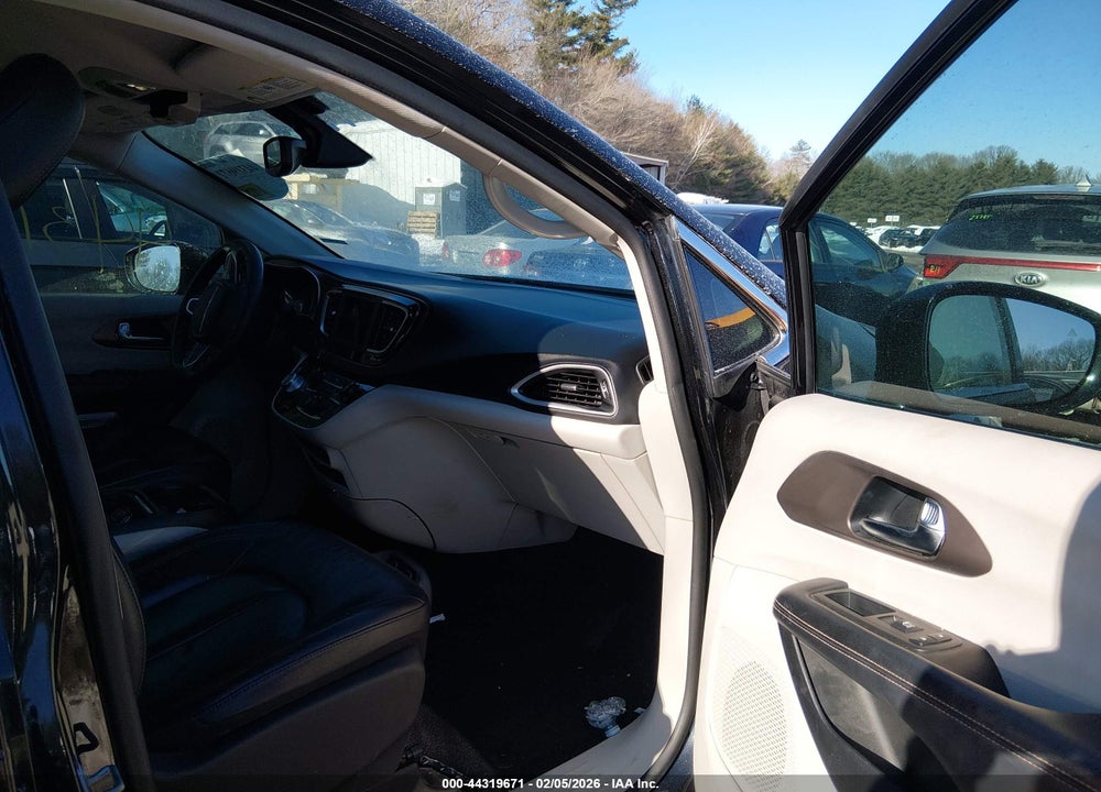 2019 CHRYSLER PACIFICA TOURING L VIN: 2C4RC1BG1KR576963