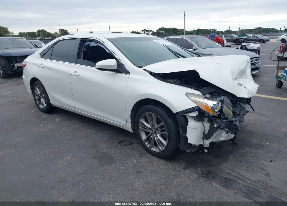 2015 TOYOTA CAMRY SE VIN: 4T1BF1FK2FU083157