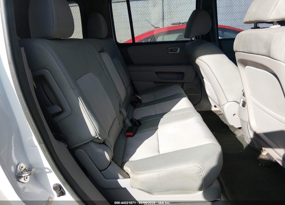 2015 HONDA PILOT LX VIN: 5FNYF4H20FB019351