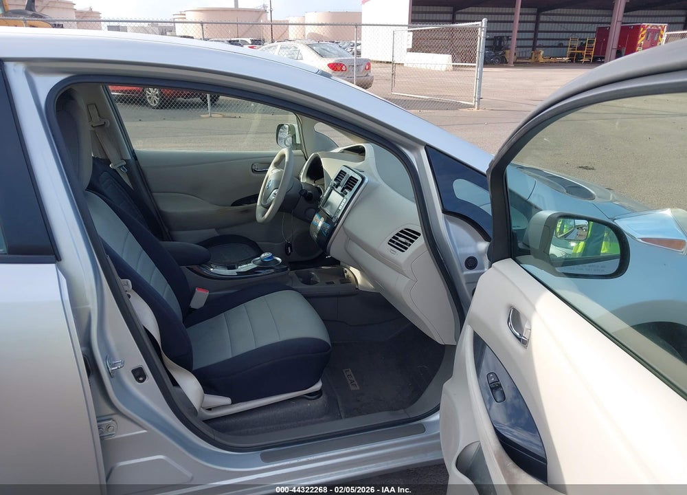 2011 NISSAN LEAF SL VIN: JN1AZ0CP6BT001077