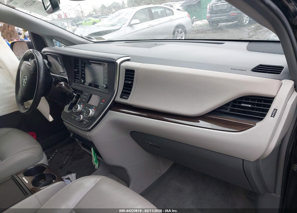 2018 TOYOTA SIENNA XLE 8 PASSENGER VIN: 5TDYZ3DC2JS931273