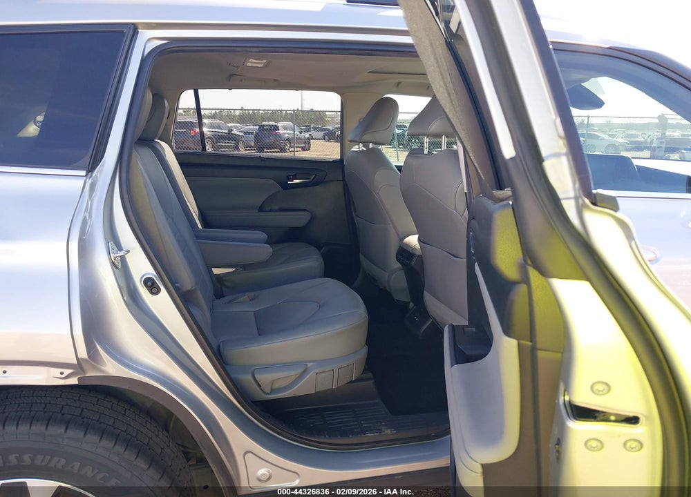 2021 TOYOTA HIGHLANDER XLE VIN: 5TDGZRAH1MS048820