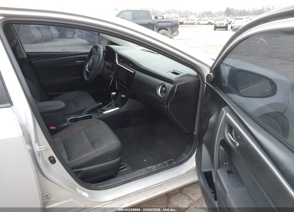 2018 TOYOTA COROLLA LE VIN: 2T1BURHE4JC057813