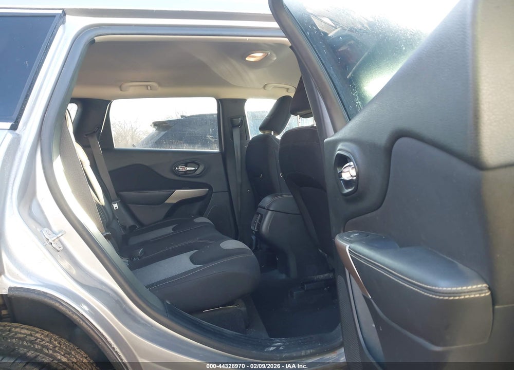 2018 JEEP CHEROKEE LATITUDE FWD VIN: 1C4PJLCB5JD576977