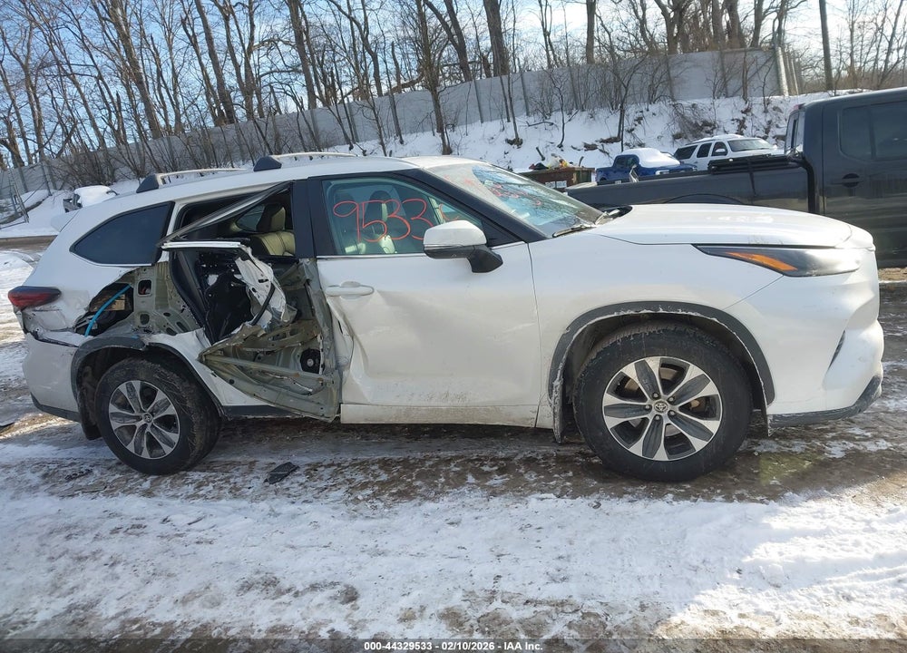 2024 TOYOTA HIGHLANDER XLE VIN: 5TDKDRBHXRS565726