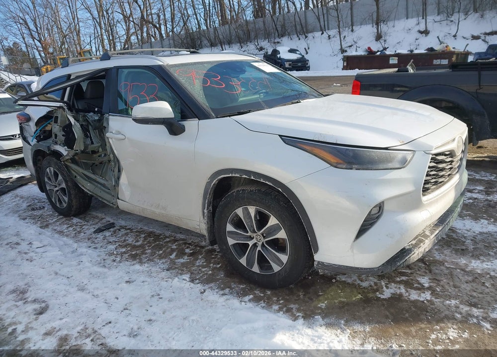 2024 TOYOTA HIGHLANDER XLE VIN: 5TDKDRBHXRS565726