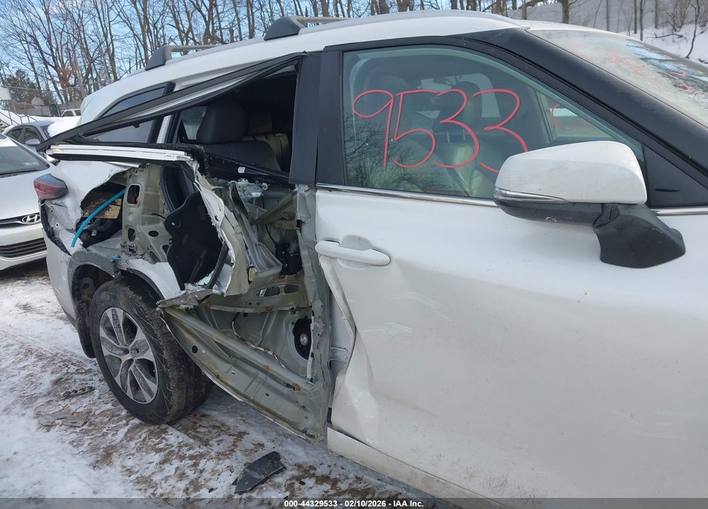2024 TOYOTA HIGHLANDER XLE VIN: 5TDKDRBHXRS565726
