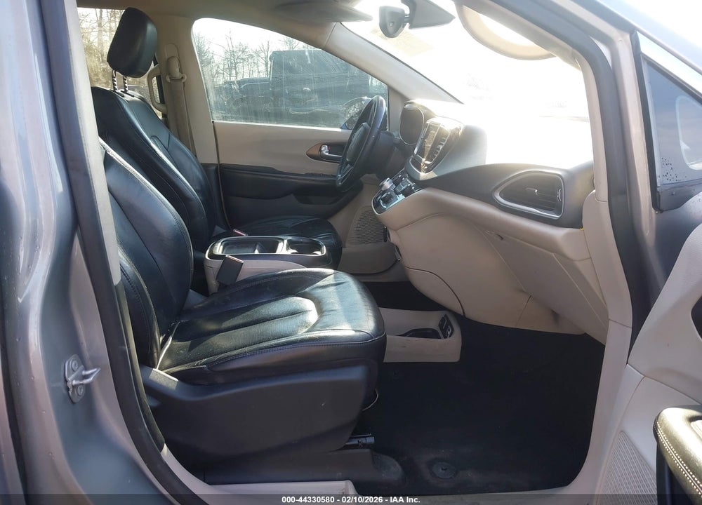 2019 CHRYSLER PACIFICA TOURING L VIN: 2C4RC1BG4KR625802