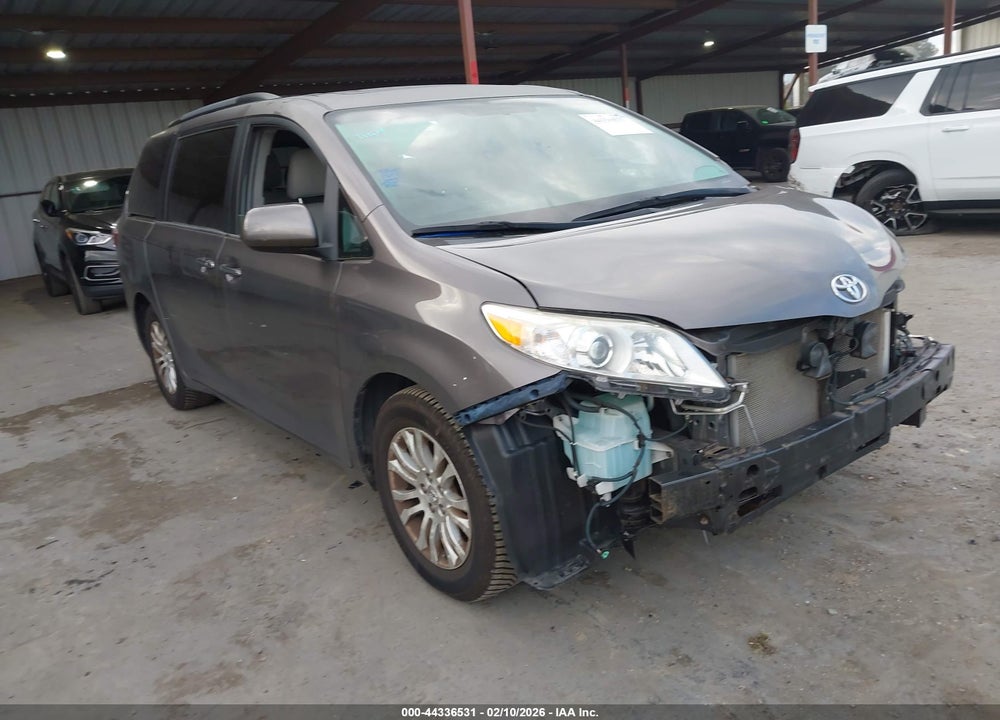 2016 TOYOTA SIENNA XLE 8 PASSENGER VIN: 5TDYK3DC4GS727135