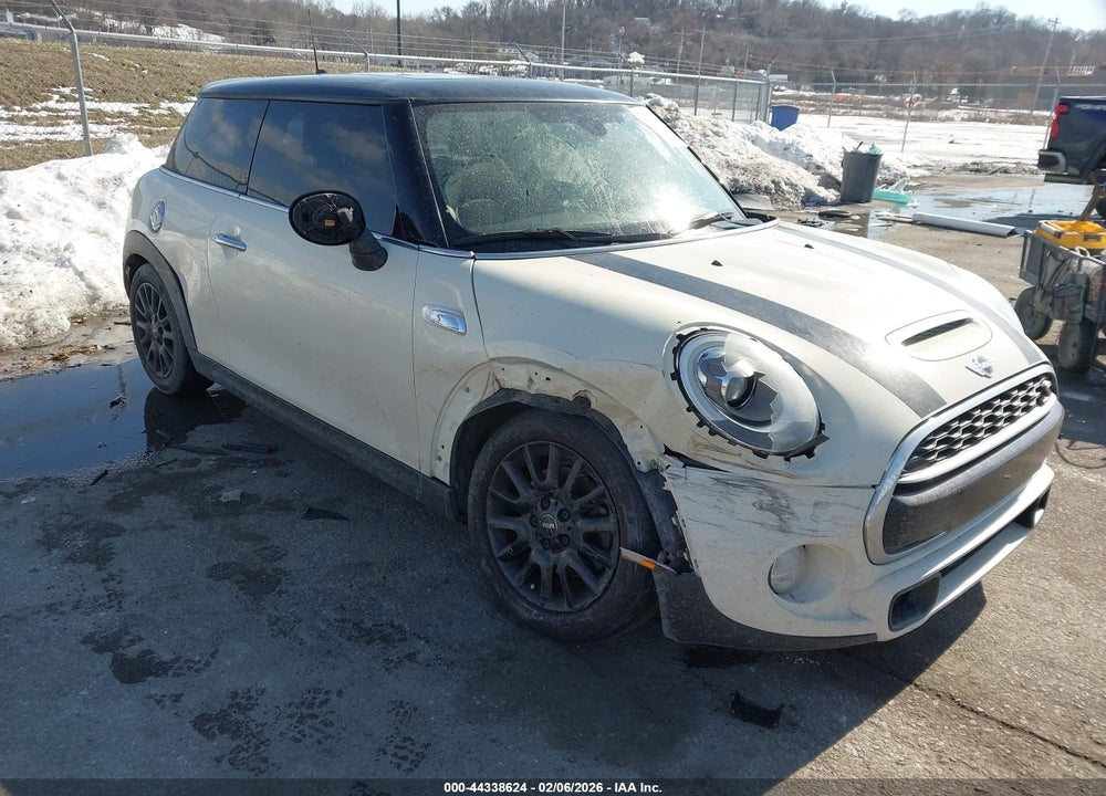 2015 MINI HARDTOP COOPER S VIN: WMWXP7C56FT740229