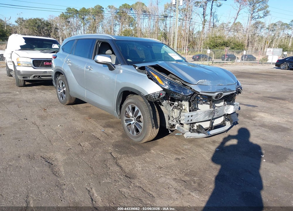 2022 TOYOTA HIGHLANDER XLE VIN: 5TDGZRAHXNS099704