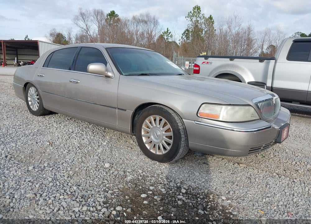 2003 LINCOLN TOWN CAR SIGNATURE VIN: 1LNHM82WX3Y700391
