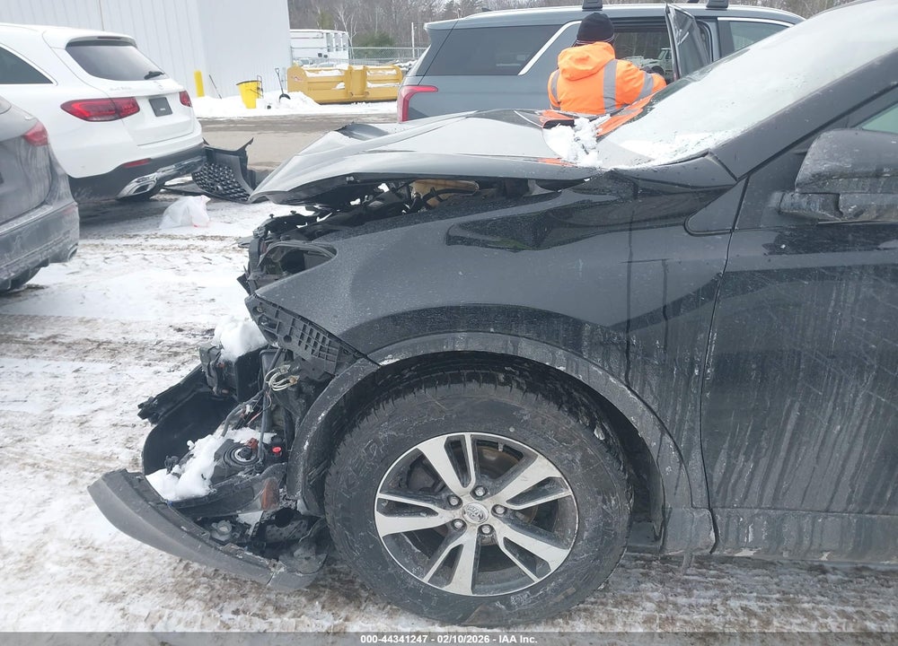 2018 TOYOTA RAV4 XLE VIN: 2T3RFREV9JW703849