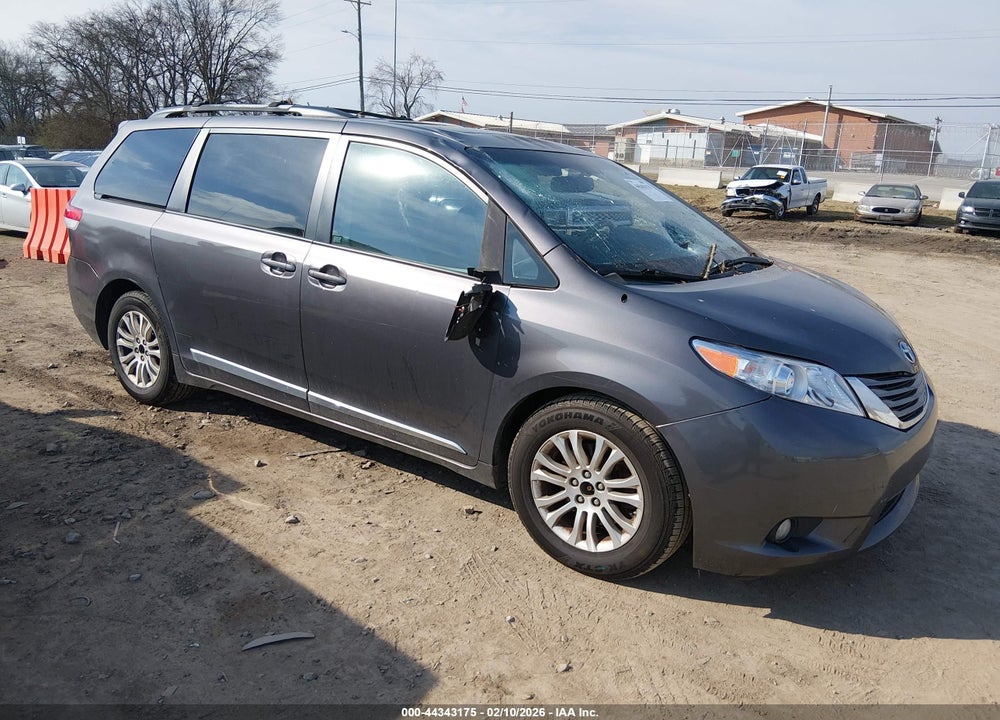 2011 TOYOTA SIENNA XLE V6 VIN: 5TDYK3DC4BS152060