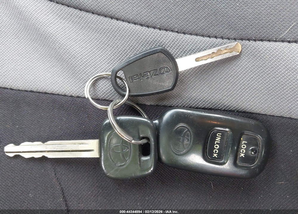 2004 TOYOTA COROLLA LE VIN: JTDBR32E242024593