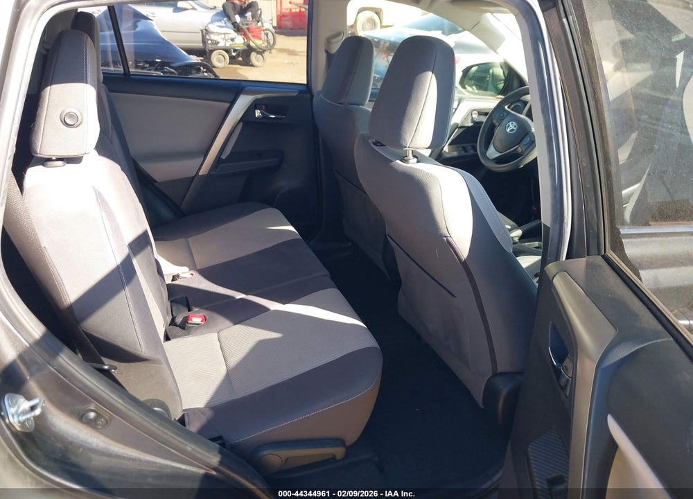 2015 TOYOTA RAV4 XLE VIN: JTMWFREVXFD052044