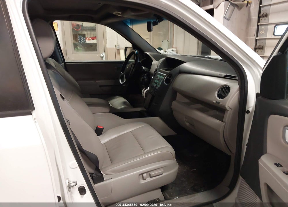 2011 HONDA PILOT EX-L VIN: 5FNYF4H50BB010069