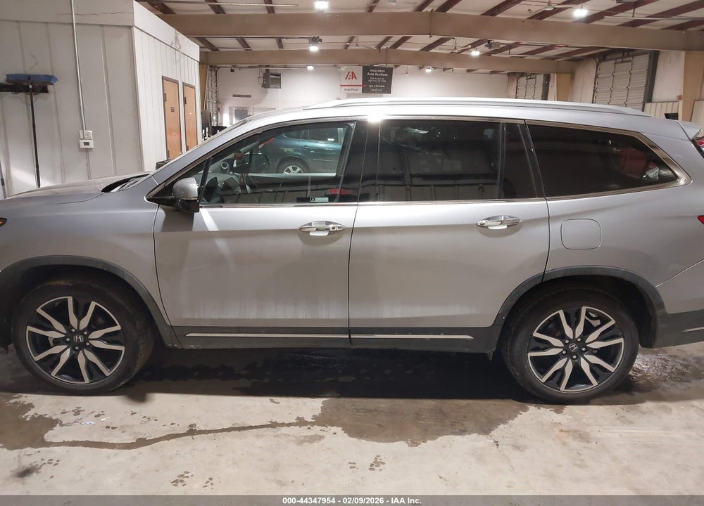 2020 HONDA PILOT 2WD TOURING 7 PASSENGER VIN: 5FNYF5H69LB010894