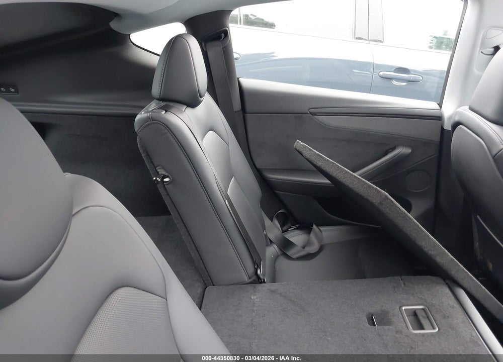 2026 TESLA MODEL Y PREMIUM REAR-WHEEL DRIVE/STANDARD REAR-WHEEL DRIVE VIN: 7SAYGDEDXTF524024
