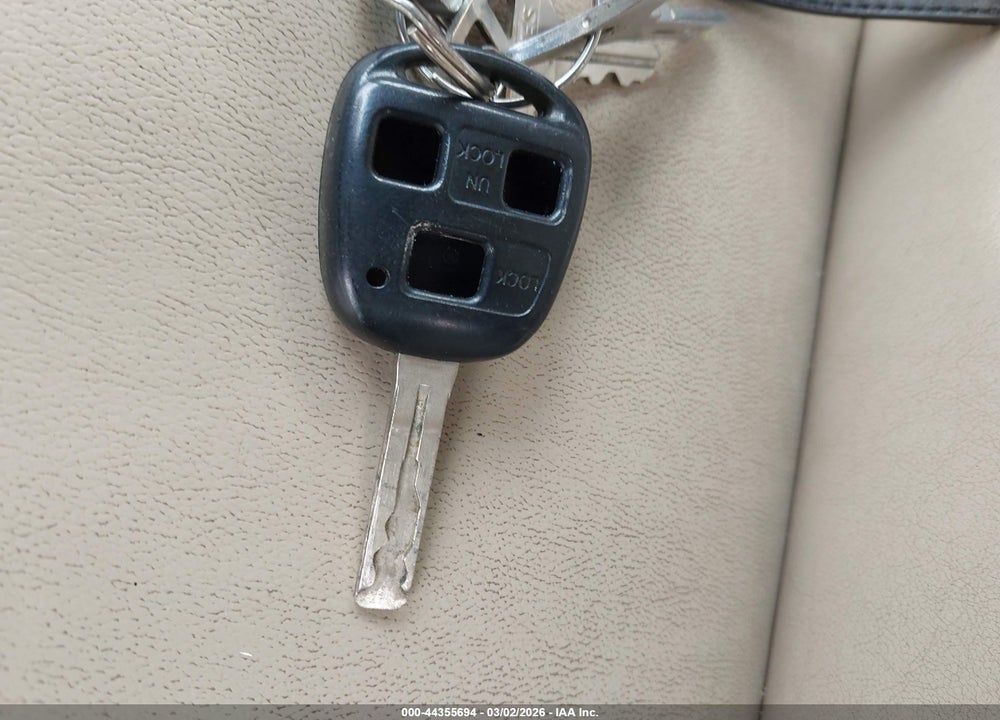 2002 LEXUS ES 300 VIN: JTHBF30G620078581