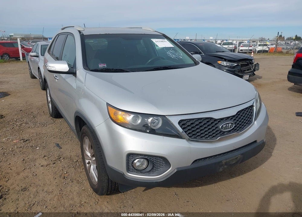 2011 KIA SORENTO LX V6 VIN: 5XYKTDA21BG173790