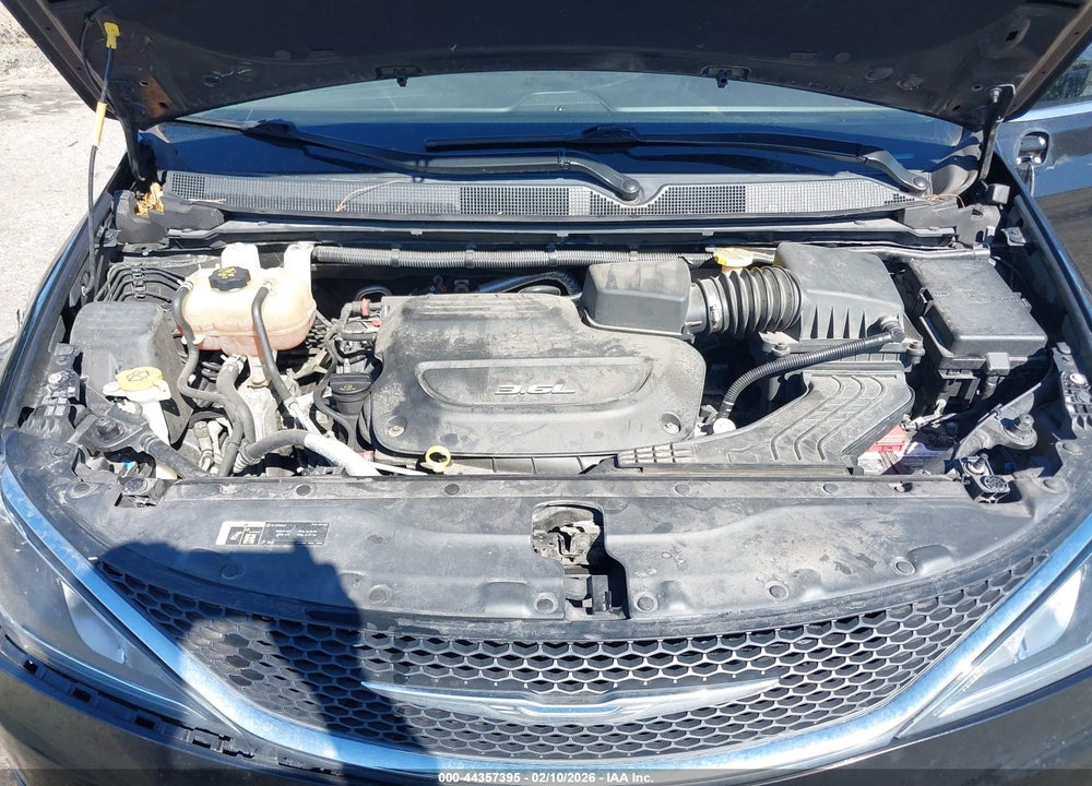 2018 CHRYSLER PACIFICA TOURING L VIN: 2C4RC1BG5JR141538
