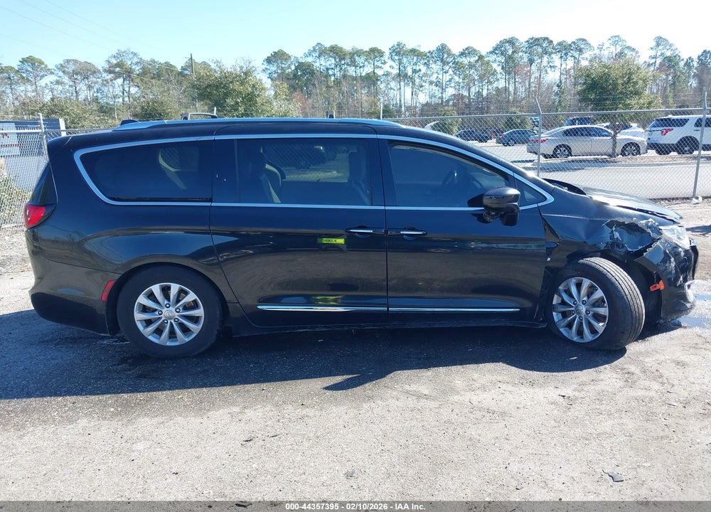 2018 CHRYSLER PACIFICA TOURING L VIN: 2C4RC1BG5JR141538