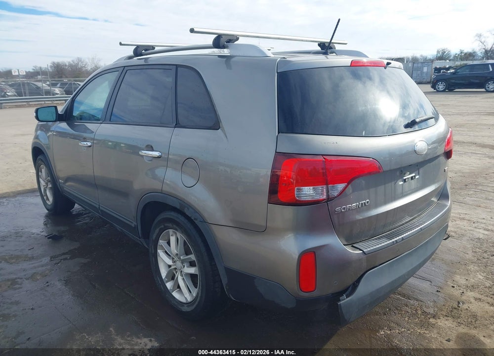 2015 KIA SORENTO LX VIN: 5XYKTDA69FG555235