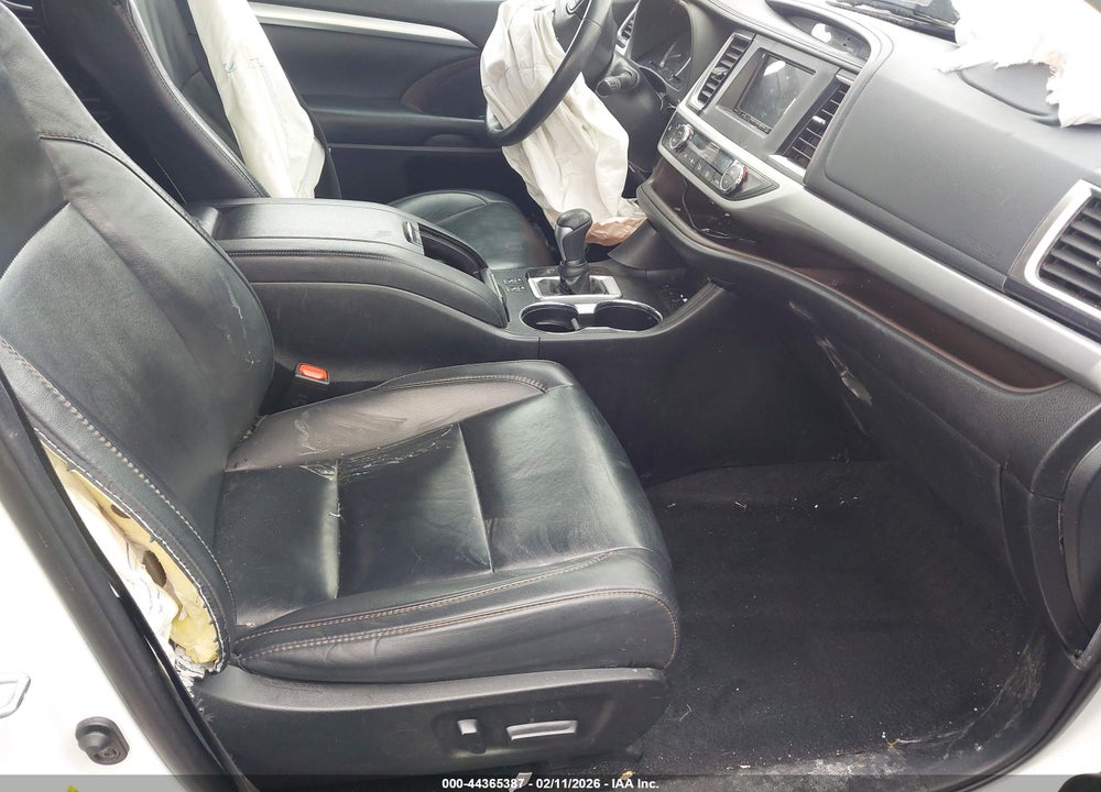 2019 TOYOTA HIGHLANDER XLE VIN: 5TDJZRFH3KS624189