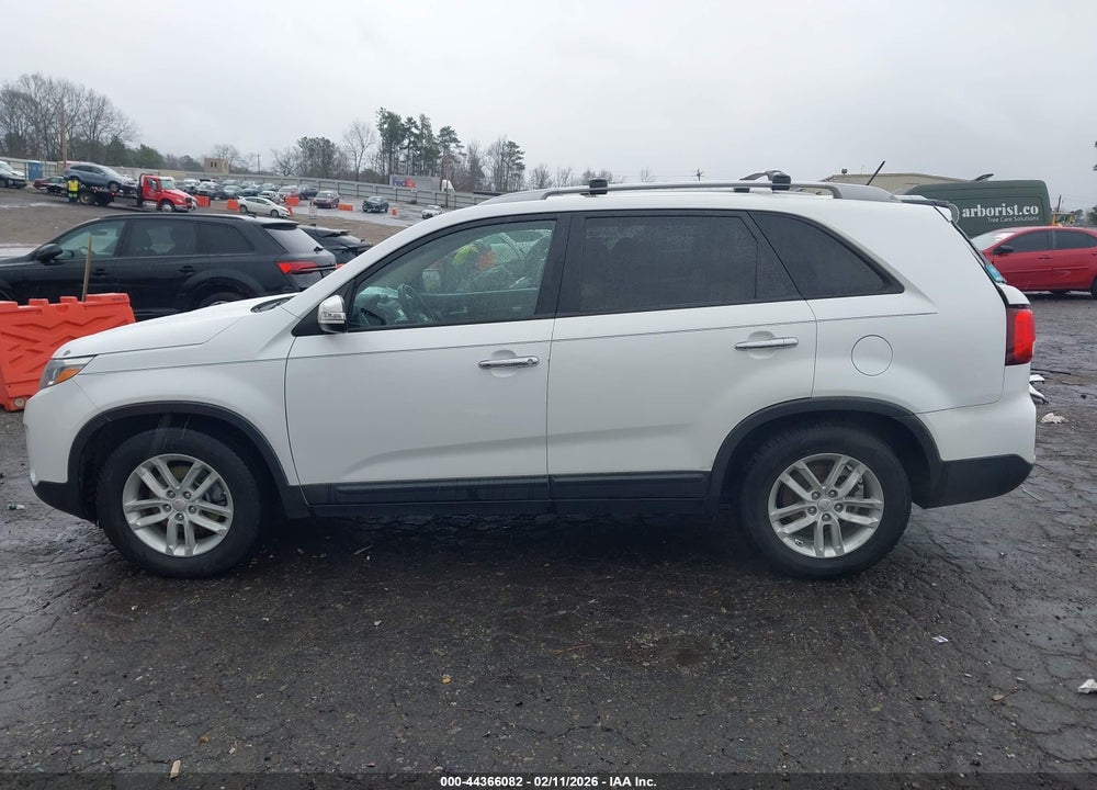 2014 KIA SORENTO LX VIN: 5XYKT4A61EG463132