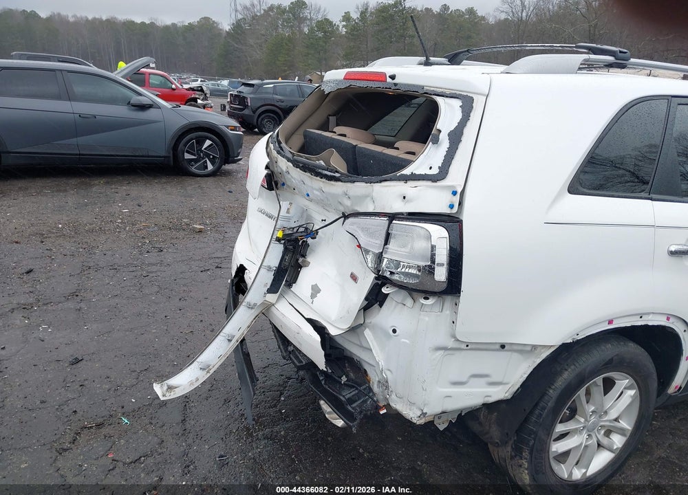 2014 KIA SORENTO LX VIN: 5XYKT4A61EG463132