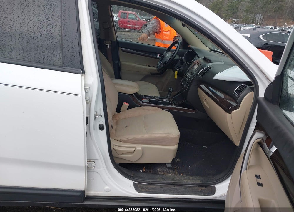 2014 KIA SORENTO LX VIN: 5XYKT4A61EG463132