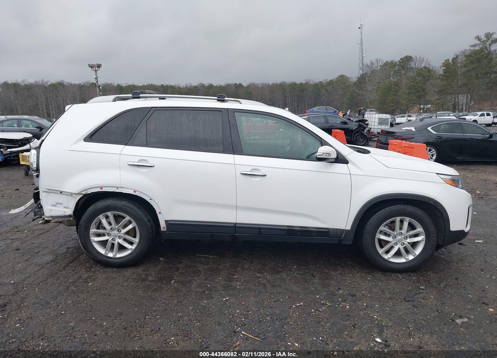 2014 KIA SORENTO LX VIN: 5XYKT4A61EG463132