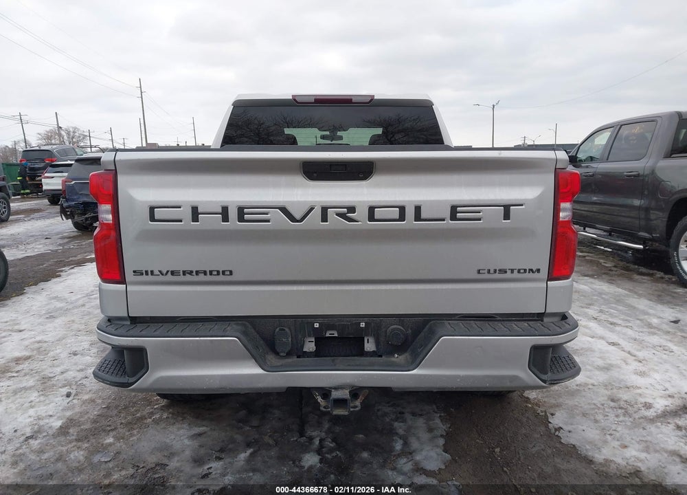 2021 CHEVROLET SILVERADO 1500 4WD  SHORT BED CUSTOM VIN: 3GCPYBEK0MG221855