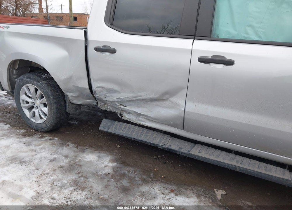 2021 CHEVROLET SILVERADO 1500 4WD  SHORT BED CUSTOM VIN: 3GCPYBEK0MG221855